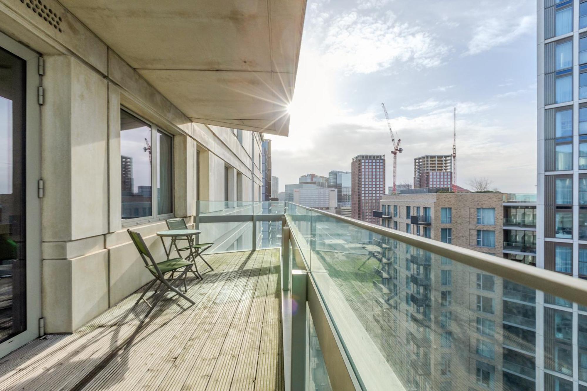 Ferienwohnung New Listing! 2Br With Balcony In Stratford, 3Min Dlr London Exterior foto